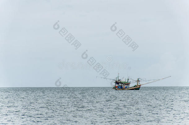 <strong>渔船</strong>大<strong>渔民</strong>用鱼网在蓝色的海洋上捕鱼