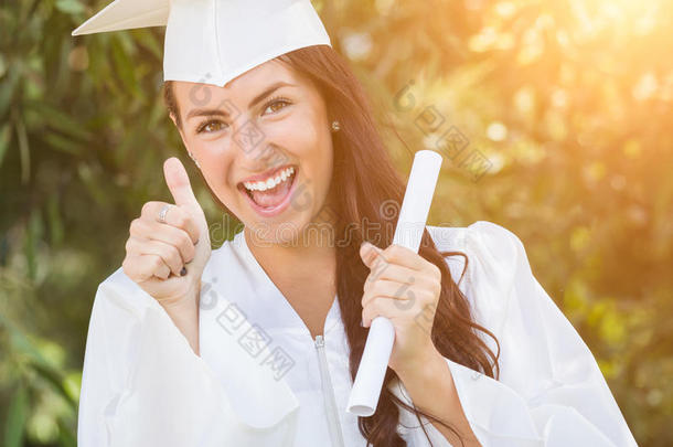 毕业的混血女孩，带着毕业证书