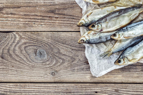 背景与咸鱼在纸上的磨碎木板。 PL