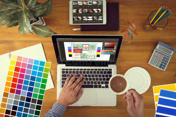 创意设计师平面在工作中。 彩色样本，插画平面设计师工作数字平板电脑和计算机