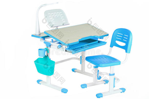 经典的蓝色椅子，学校桌子和蓝色篮子