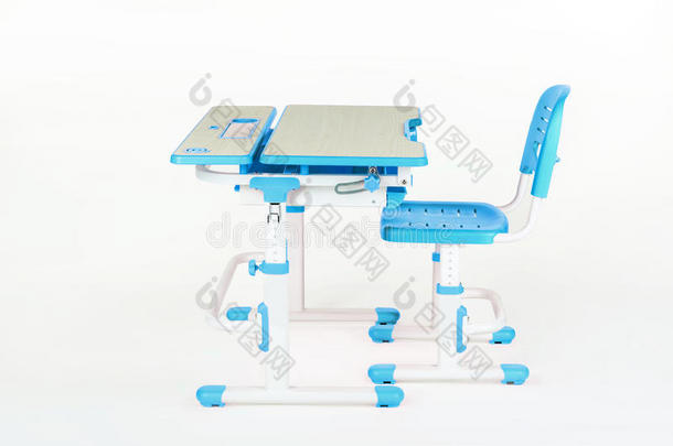蓝色椅子和学校桌子