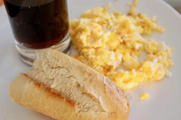 鸡蛋煎蛋，面包和可乐早餐