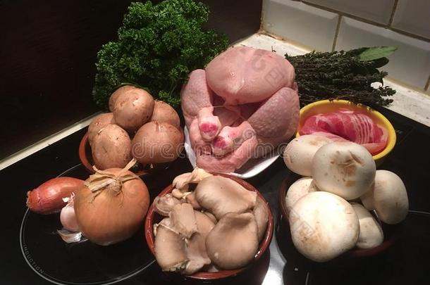 准备做饭的鸡肉和蔬菜