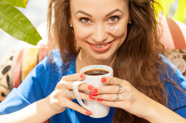 有吸引力的年轻女人在咖啡店喝咖啡