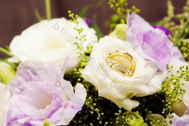 新娘花束和结婚戒指