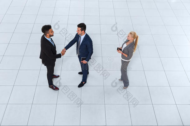 商务人员小组老板握手欢迎手势顶角视图，商务人员团队握手