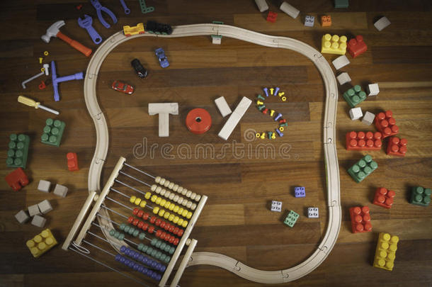 五颜六色的孩子玩具背景框架与许多玩具在木地板背景。 上面的风景。 平躺