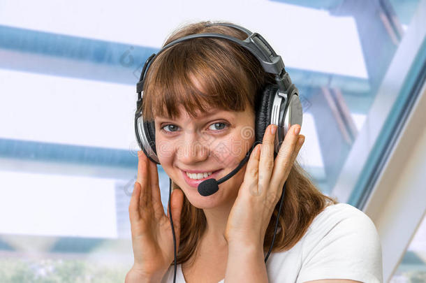 呼叫中心接线员在呼叫中心的工作场所带耳机