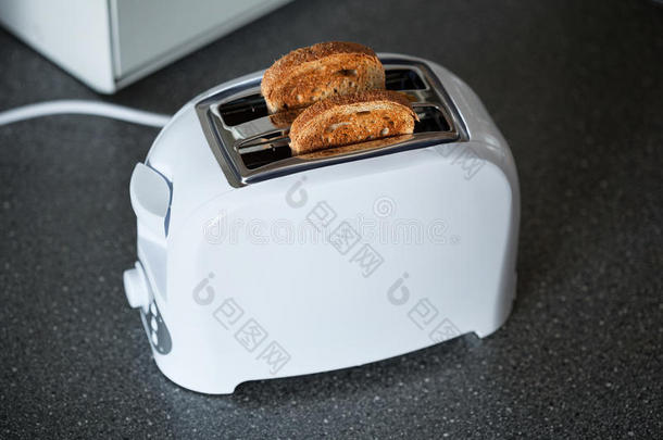烤面包机和面包片