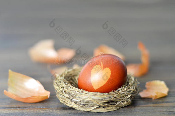 复活节卡片：鸟巢里的复活节鸡蛋