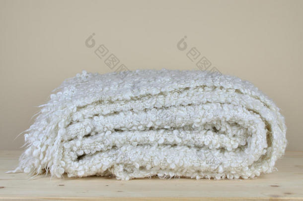 折叠的毯子折叠在架子上