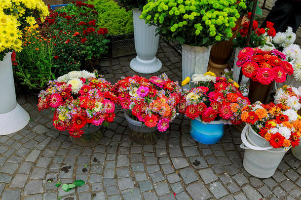 花店户外看台有五颜六色的花盆