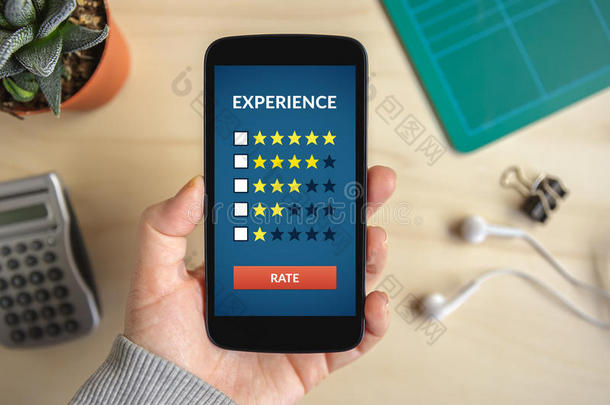 手持智能手机与客户体验概念在屏幕上