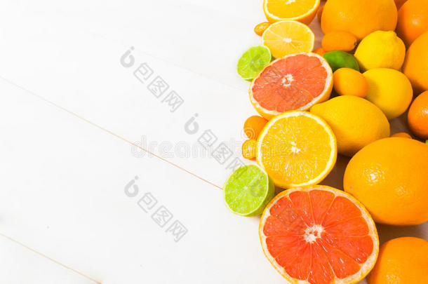 白色木桌上有不同的柑橘类水果