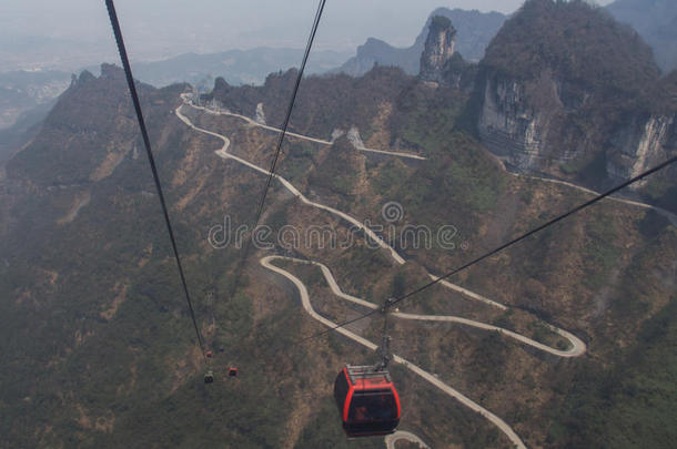 山区危险的道路和最长的缆车