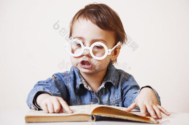 富有表现力的女孩读一本魔法书。 教育，知识