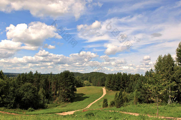 <strong>田野</strong>上空的云。 <strong>夏天</strong>的<strong>风景</strong>