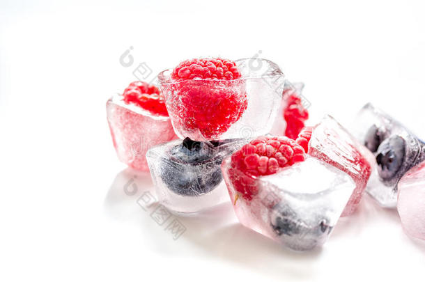 冷冻蓝莓和覆盆子在白色<strong>背景</strong>的<strong>冰块</strong>