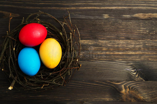 木制背景上的复活节鸡蛋。不同公司的复活节鸡蛋