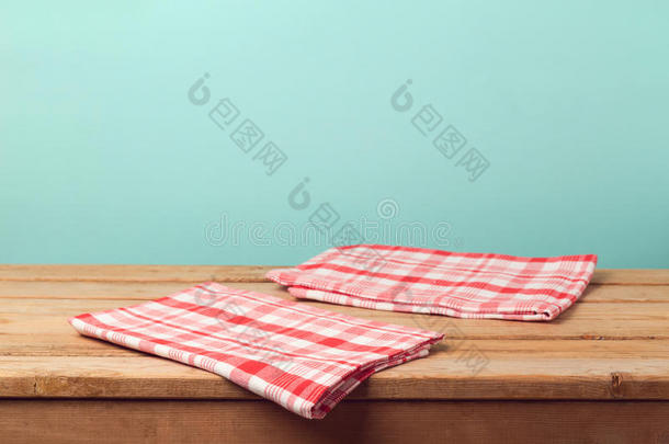 空木甲板桌子与桌布在薄荷背景下的产品蒙太奇