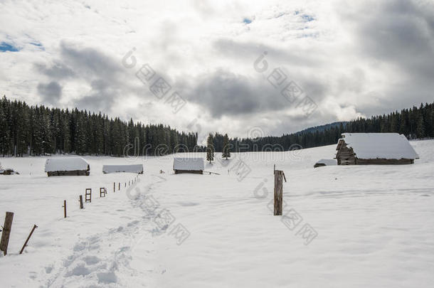 阿尔卑斯山背景寒冷的小屋乡村