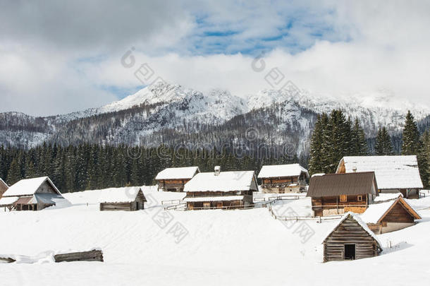 阿尔卑斯山背景寒冷的小屋乡村