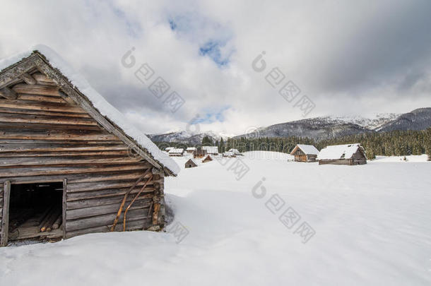 阿尔卑斯山背景寒冷的小屋乡村