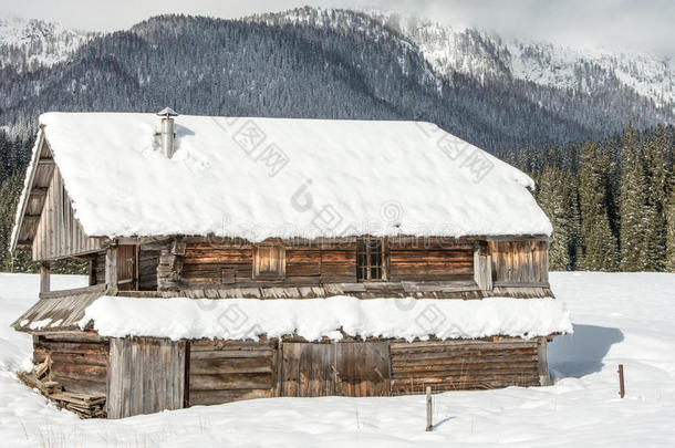 阿尔卑斯山背景寒冷的小屋乡村