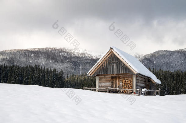 阿尔卑斯山背景寒冷的小屋乡村