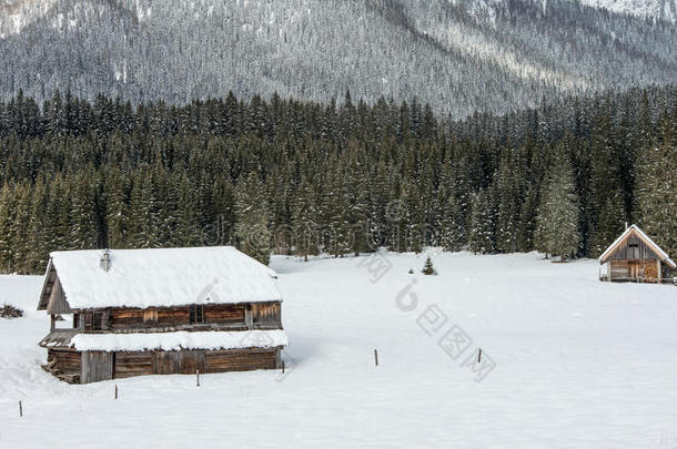 阿尔卑斯山背景寒冷的小屋乡村