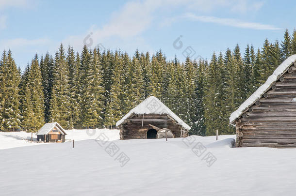 阿尔卑斯山背景寒冷的小屋乡村