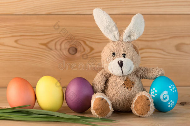 复活节兔子和彩色鸡蛋排成一排