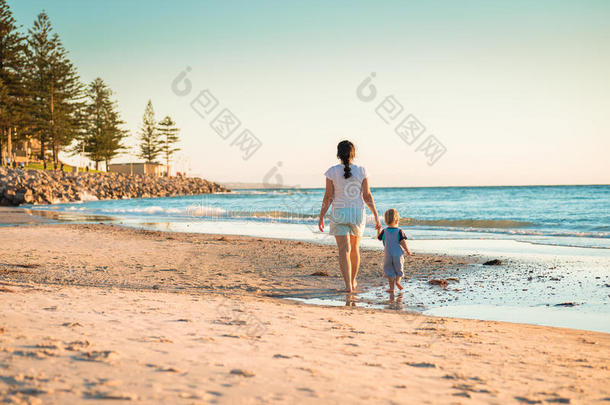 母子俩在沙滩上散步