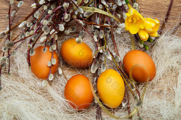 橙色和黄色的复活节彩蛋，有<strong>柳树</strong>的<strong>枝条</strong>，春天