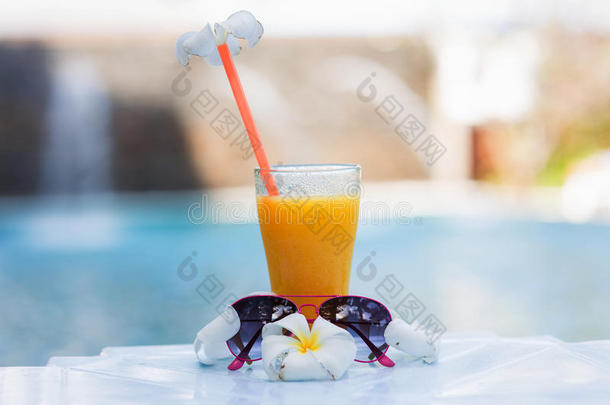 一杯<strong>芒果汁</strong>，在热带的一个豪华假期，在游泳池旁装饰着花梅菜太阳镜