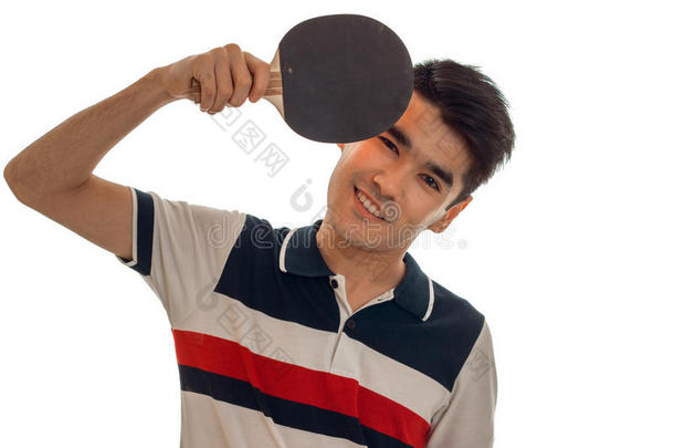 <strong>一个</strong>年轻的年轻人穿着一身黑色的<strong>乒乓球</strong>衣，微笑着<strong>在</strong>摄像机前练习