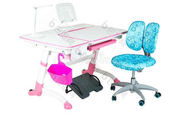 蓝色椅子，粉红色学校桌子，粉红色篮子，台灯和黑色