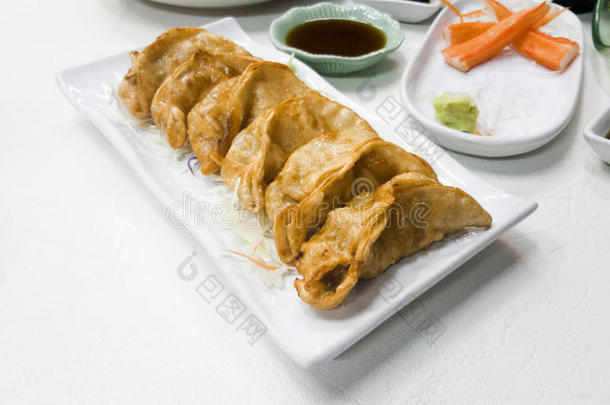 白色<strong>碟子</strong>里的Gyoza