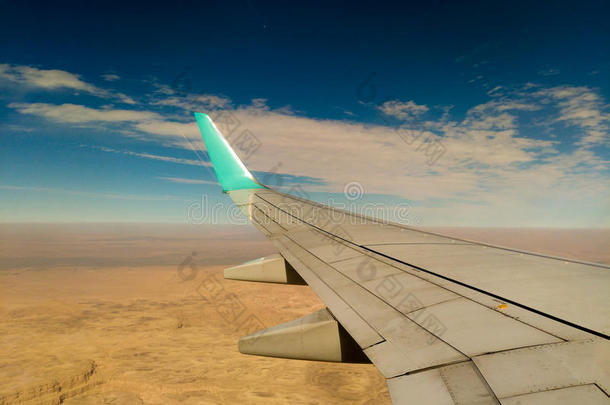 在云下飞行期间，从飞机窗口俯瞰沙漠