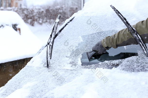 汽车暴风雪清洁的寒冷的概念