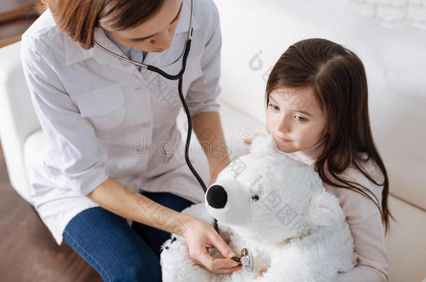 救护车熊照顾小孩童年