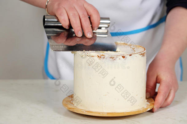 厨师盖奶油蛋糕
