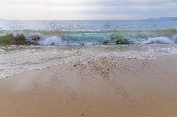 大海上的大浪有海滩背景