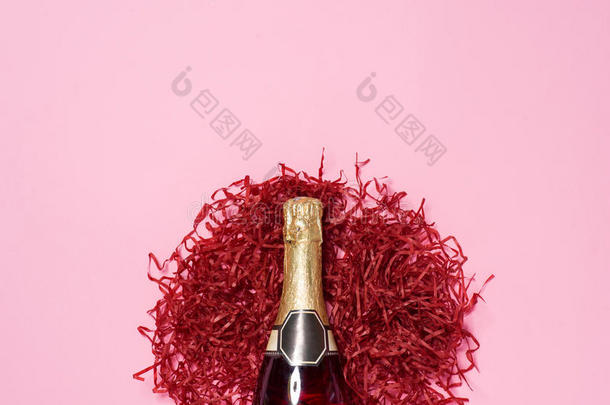 平躺的庆祝。 香槟瓶与五颜六色的派对圣