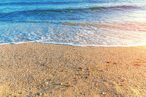 紧闭沙滩，在烈日下挥舞希腊