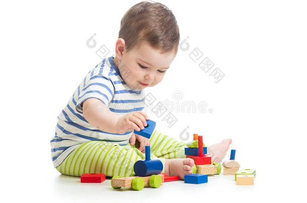 小男孩在白色上玩积木玩具