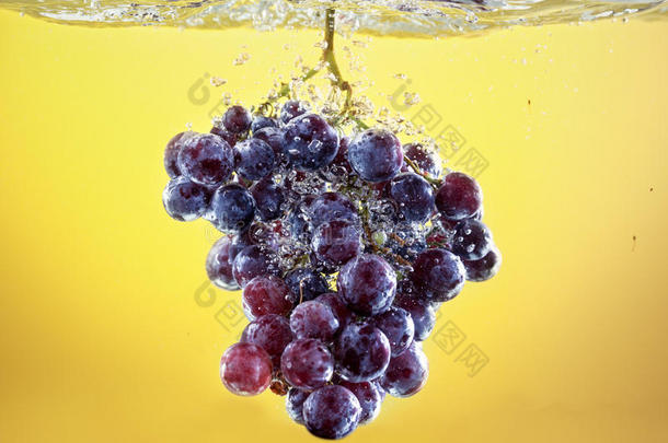 葡萄滴在装满水的罐子里