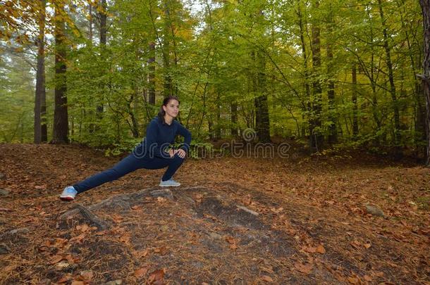 精力充沛的年轻女人在公园里做户外运动，以保持他们的身体健康。 健身概念。 健美主题。 体育运动