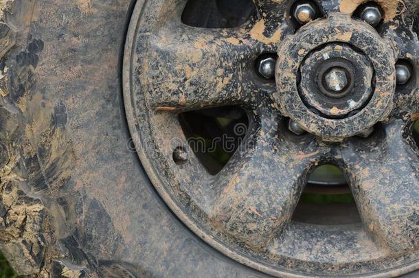 彩色详细镜头的<strong>越野汽车</strong>`车轮，覆盖在泥